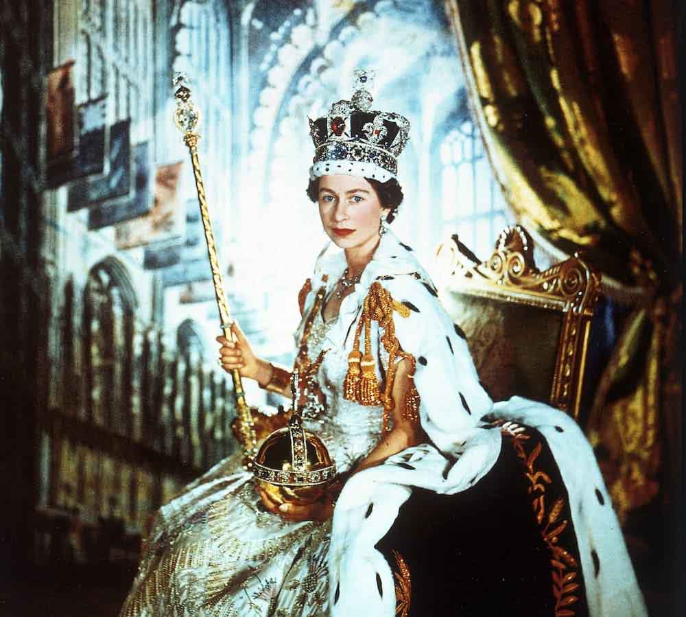 Єлизавета II у короні з королівськими регаліями