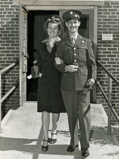 Дезмонд Дос зі свою дружиною