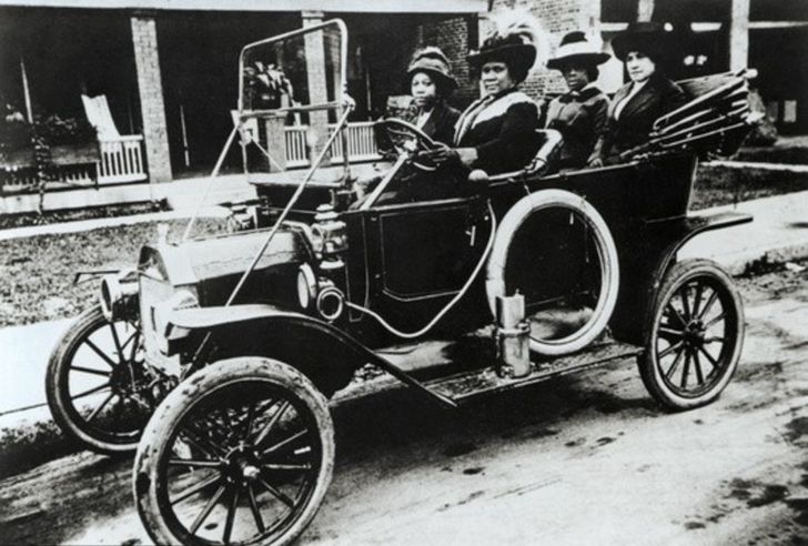Мадам Си Джей Уокер за рулем авто. 1911 год