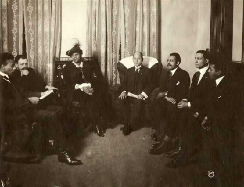 Мадам Сі Джей Вокер на зустрічі з діловими партнерами, 1917 рік