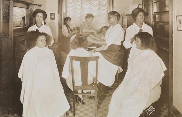 Сотрудницы компании Мадам Си Джей Уокер обучают женщин уходу за волосами