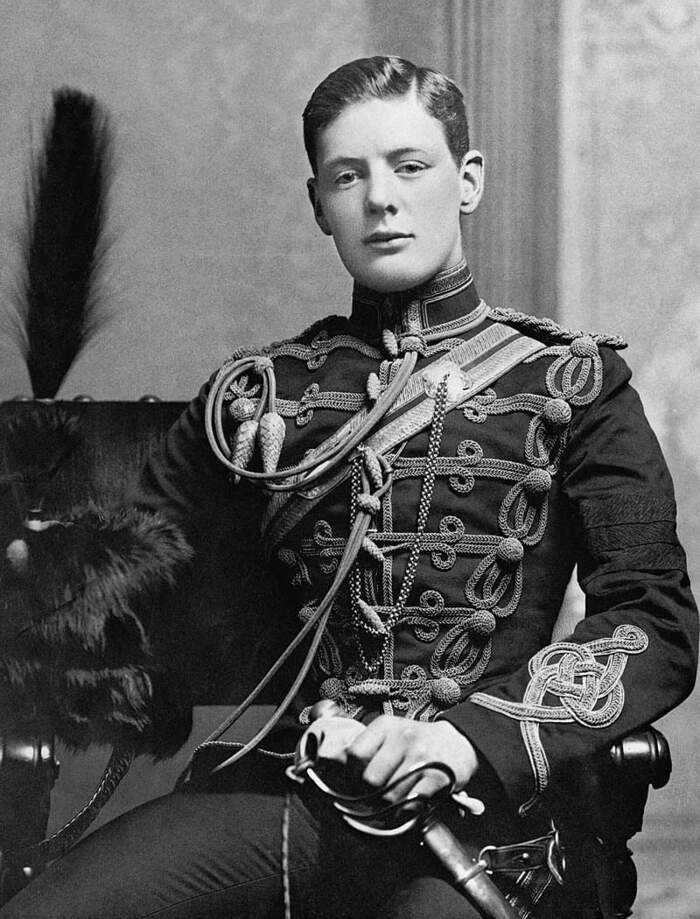 Черчилль у парадній формі 4-го особистого гусарського полку королеви