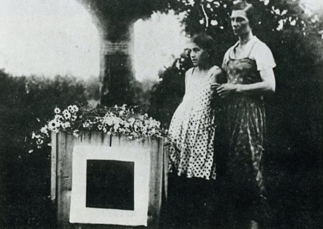 Дружина й донька на могилі Малевича
