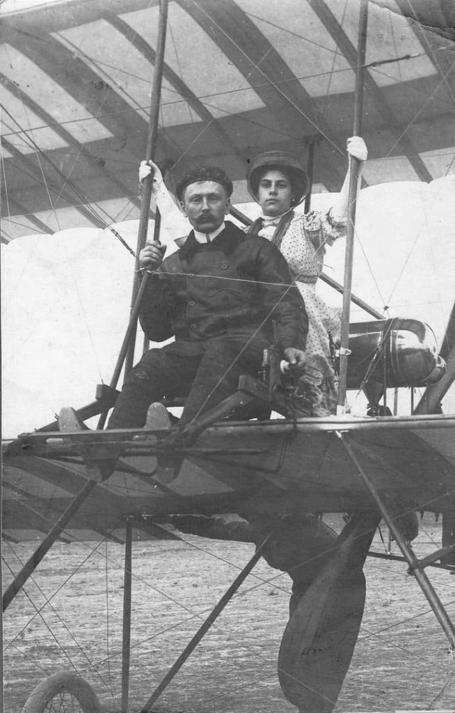Левко Мацієвич з дружиною на борту аероплана