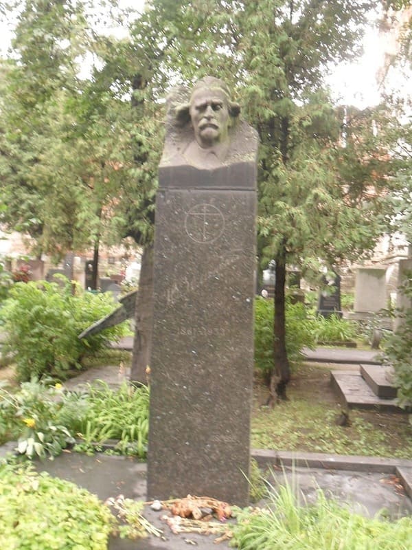 Могила Зелінського на Новодівичому цвинтарі в Москві