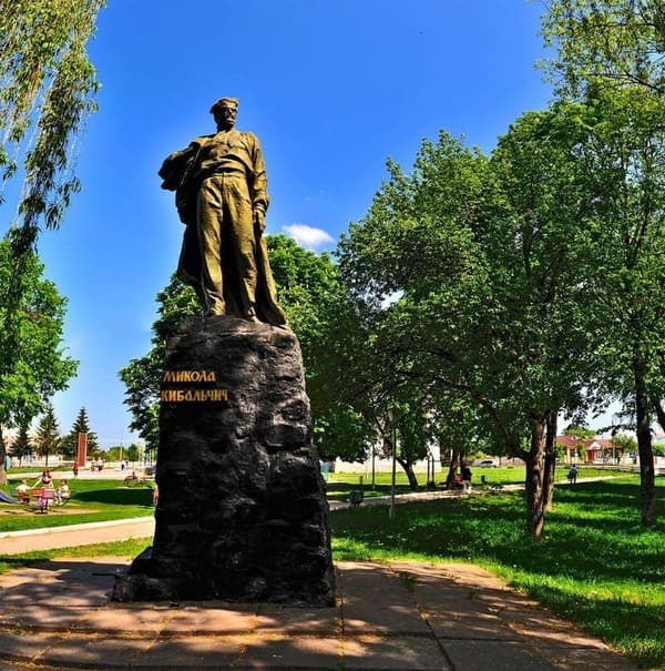 Пам'ятник Миколі Кибальчичу у місті Короп на Чернігівщині