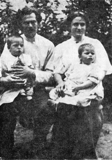 В. Радзимовська з чоловіком і дітьми