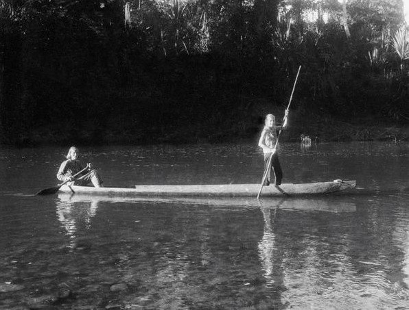 Джуліана на каное з матір'ю (загинула під час аварії літака)