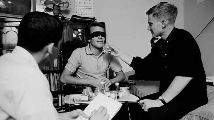 Ренді Гарднер нюхає різні речовини