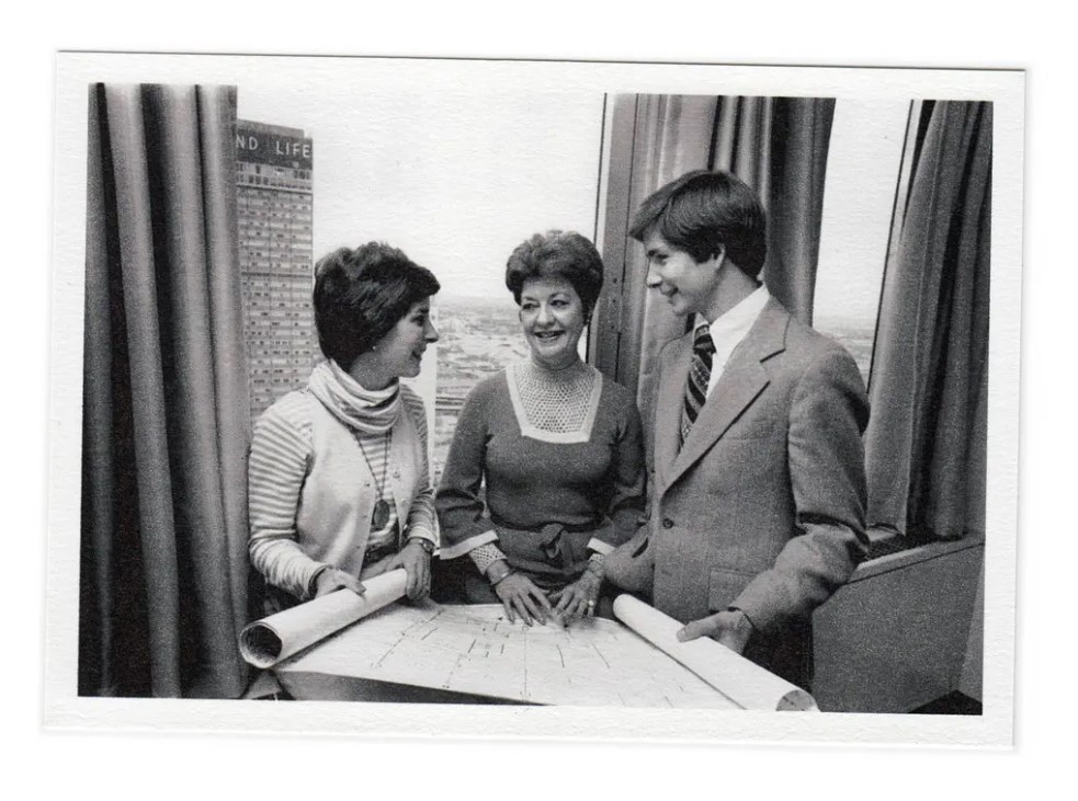 Бетт Несміт Грем (у центрі) у 1978 році. Вона заснувала багатомільйонну глобальну компанію після винаходу коректора Liquid Paper.