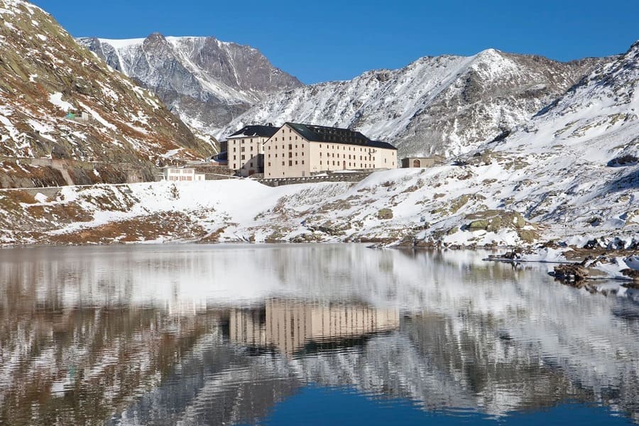 Монастир, заснований монахом Бернаром Ментонським в Альпах