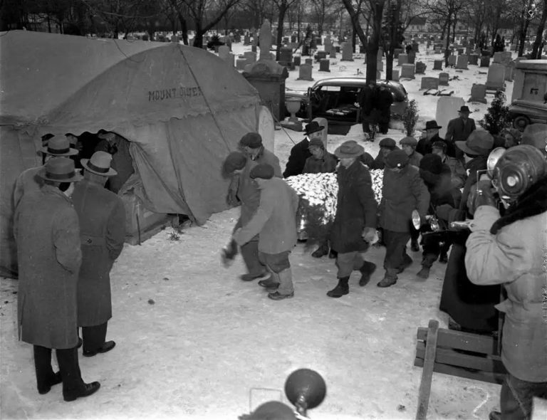 Труну Аль Капоне несуть до місця його спочинку в 1947 році