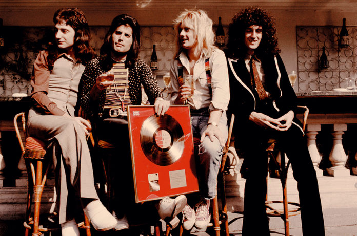 Queen із золотим диском – нагородою за альбом Sheer Heart Attack, 1974 р.